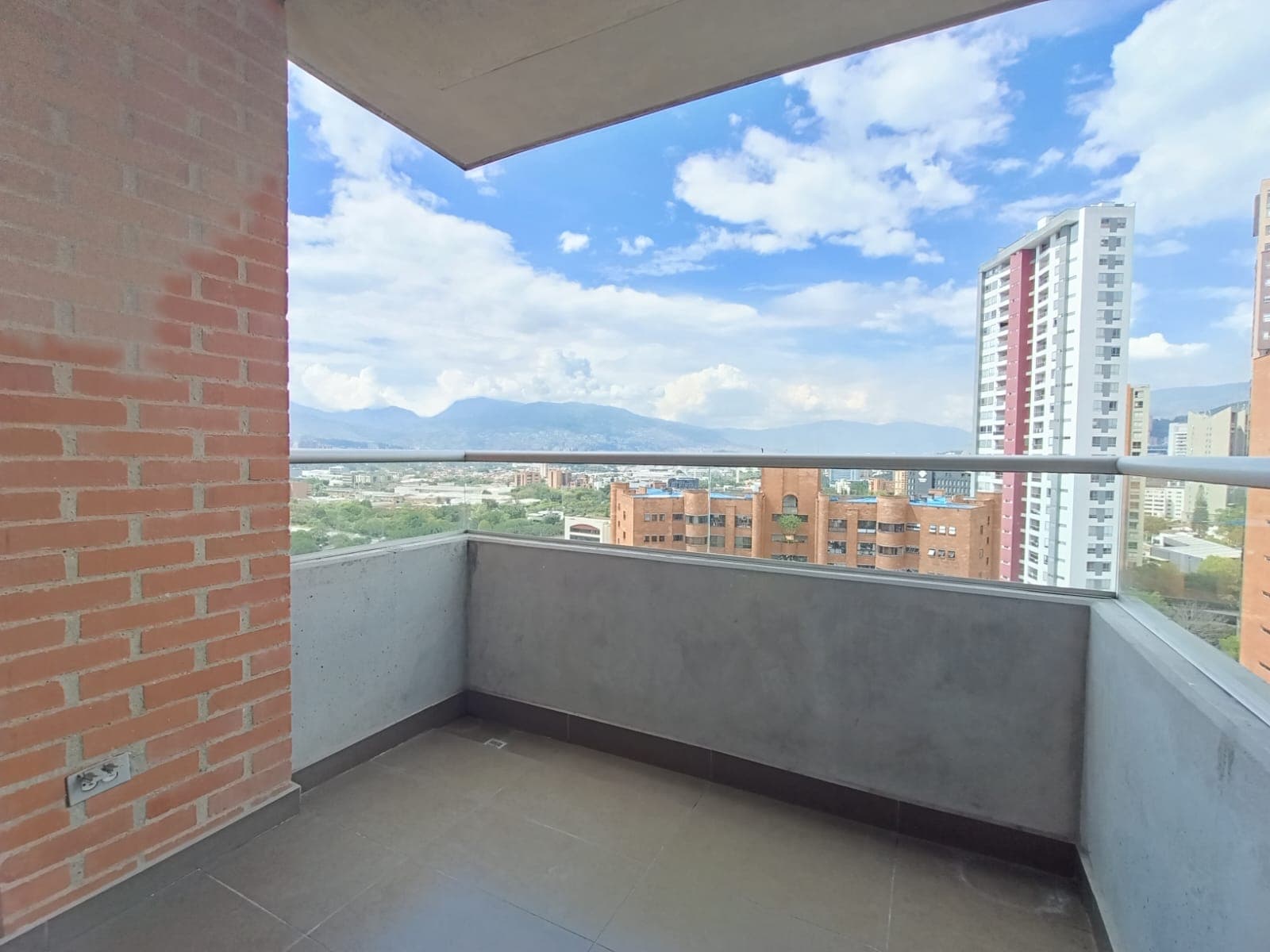 Apartamento en arriendo en Santa María de los Ángeles, El Poblado, Medellín — foto 2 de 18