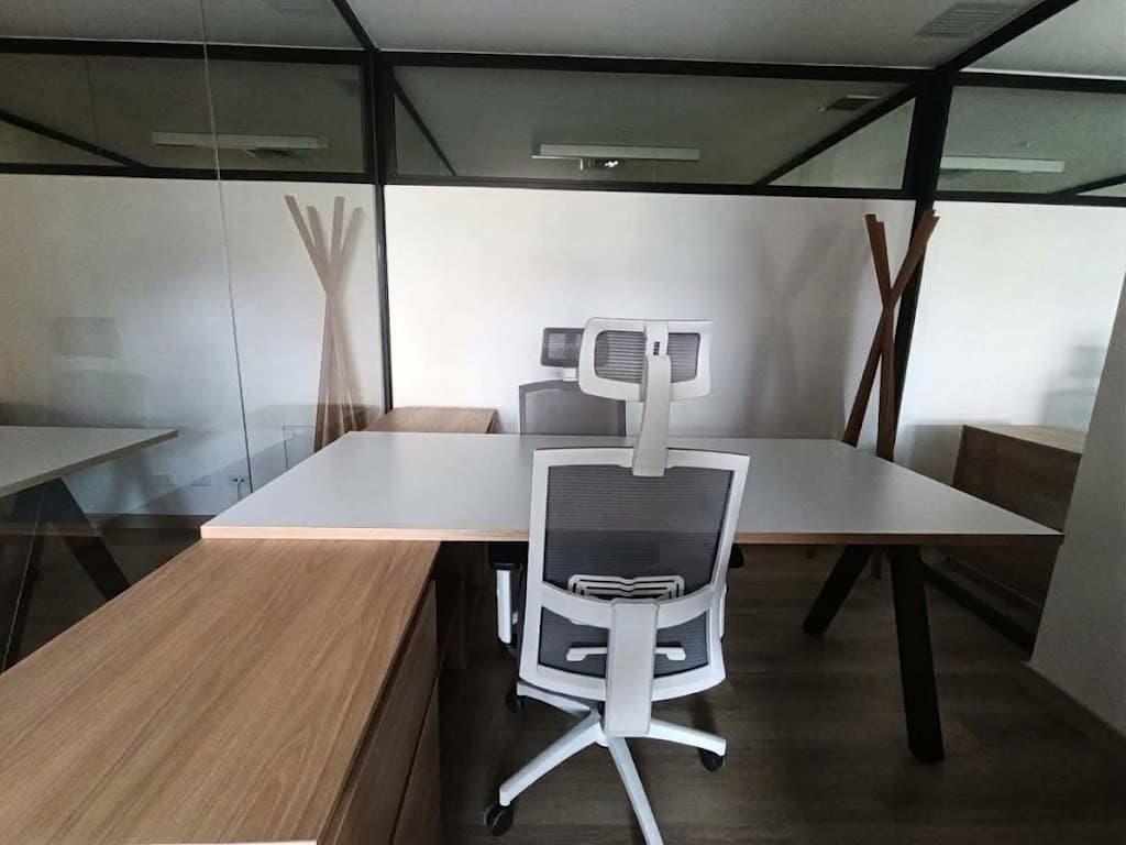 Oficina en arriendo en Los Colores, Laureles, Medellín — foto 1 de 15