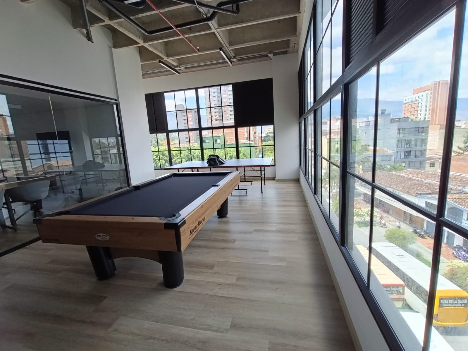 Oficina en arriendo en Los Colores, Laureles, Medellín — foto 2 de 15