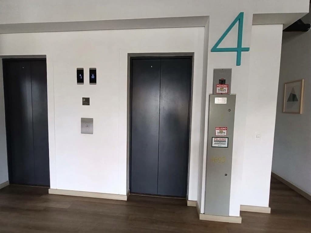 Oficina en arriendo en Los Colores, Laureles, Medellín — foto 5 de 15