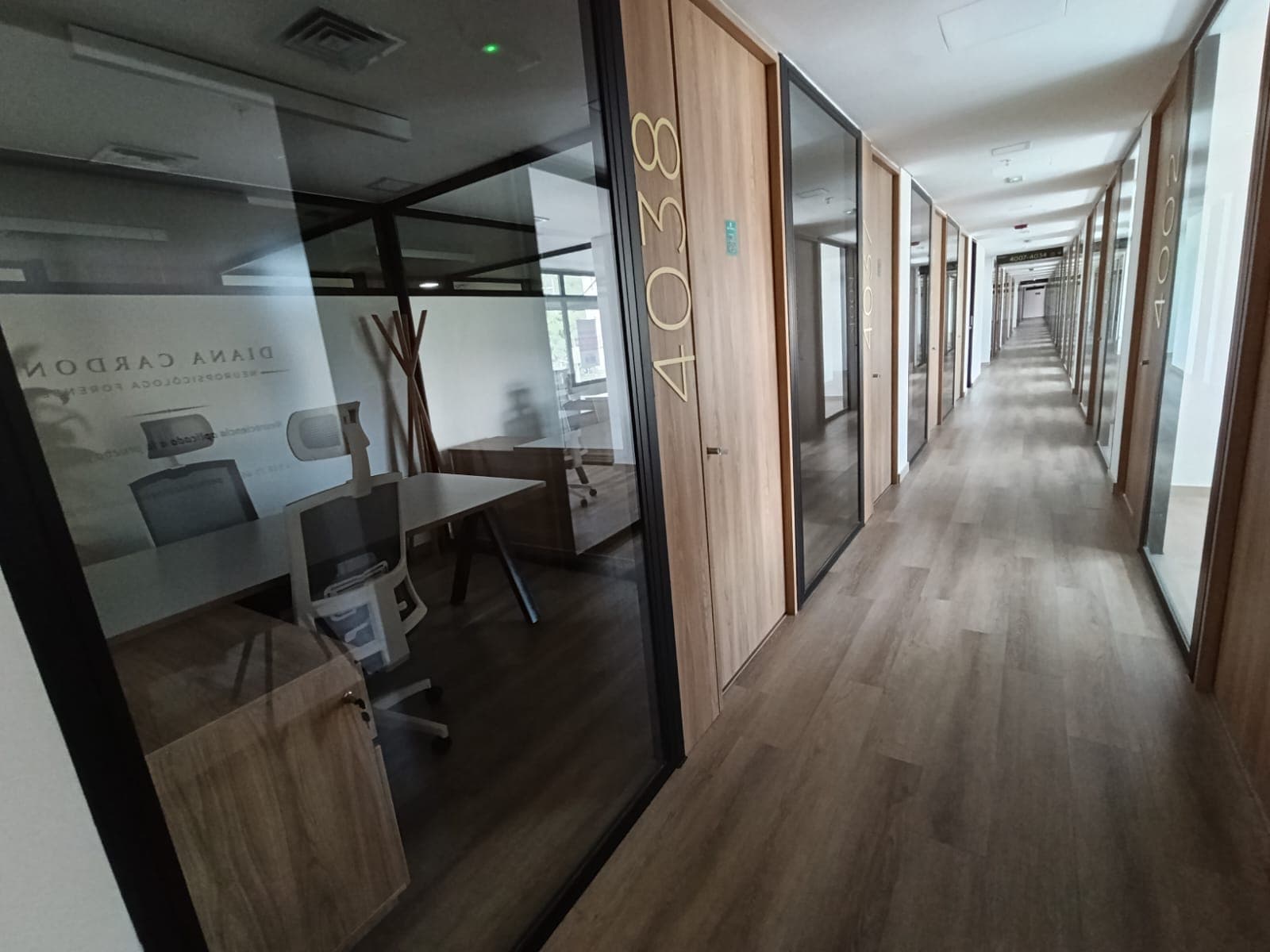 Oficina en arriendo en Los Colores, Laureles, Medellín — foto 1 de 16