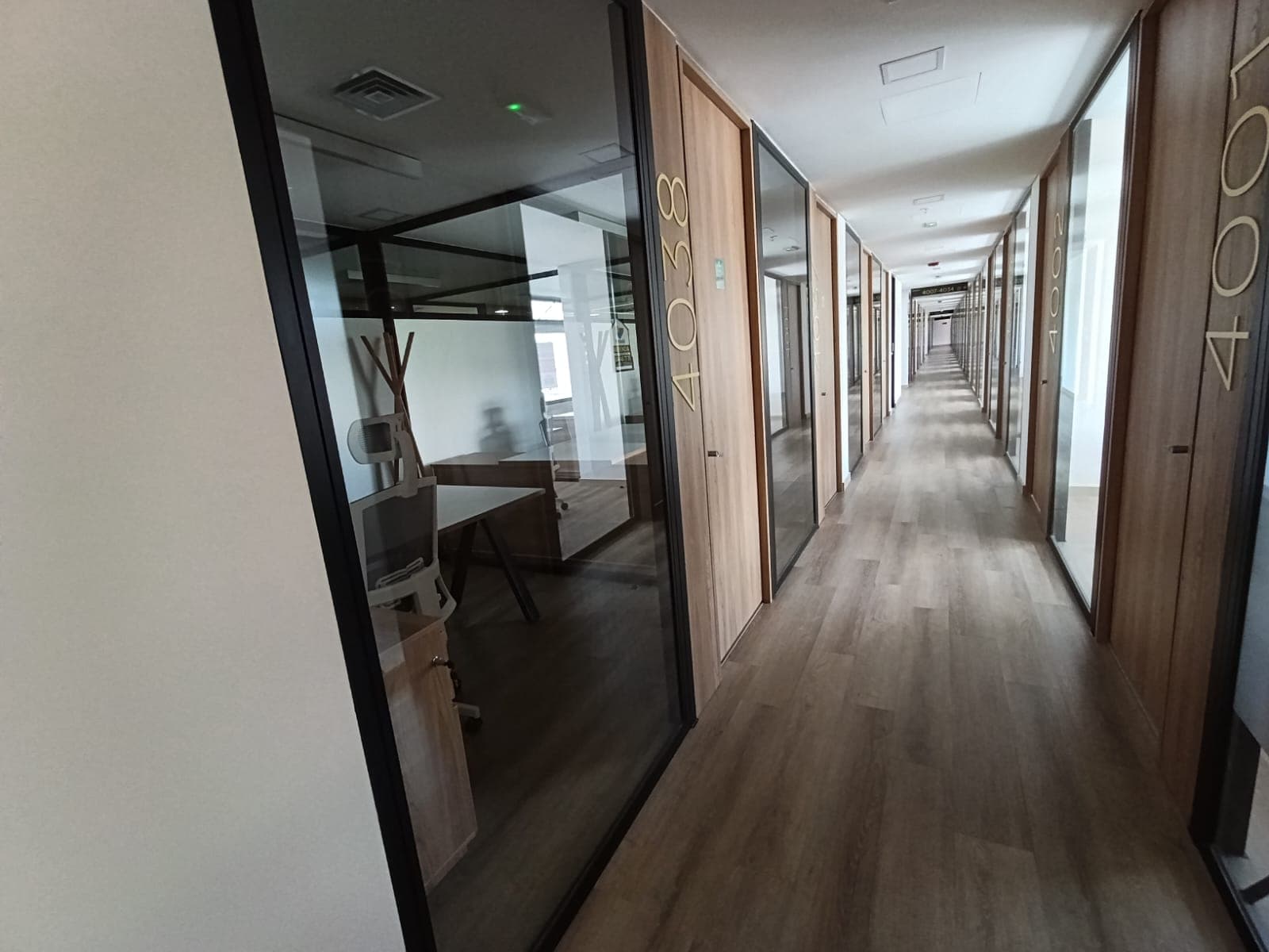 Oficina en arriendo en Los Colores, Laureles, Medellín — foto 2 de 16