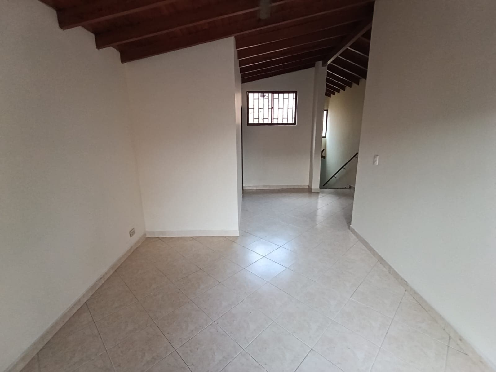 Casa Comercial en arriendo en La América, Medellín — foto 1 de 20