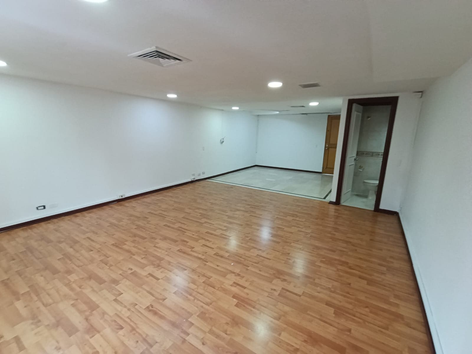 Oficina en arriendo en Loma de los Parra, El Poblado, Medellín — foto 1 de 13