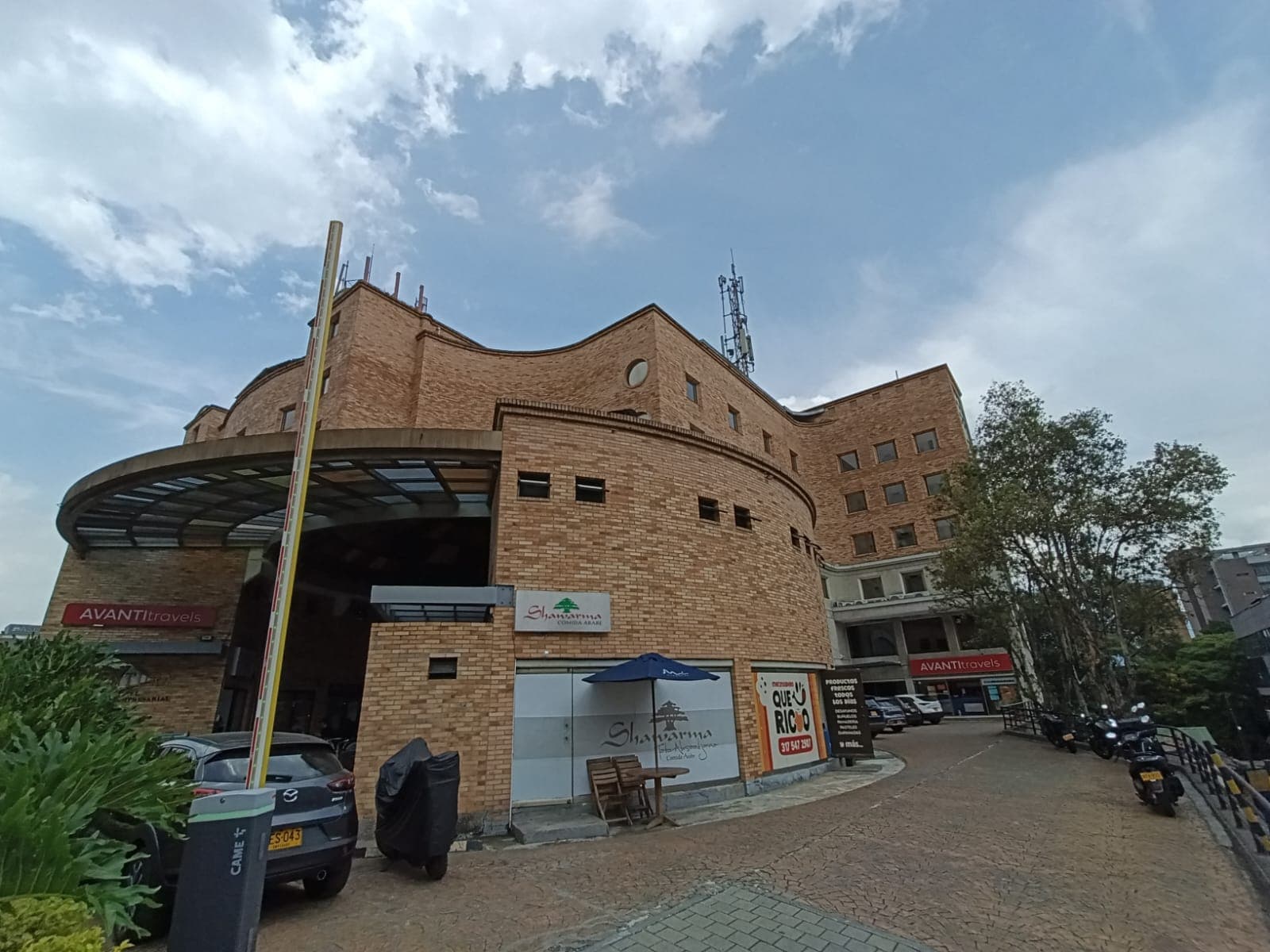 Oficina en arriendo en Loma de los Parra, El Poblado, Medellín — foto 3 de 13