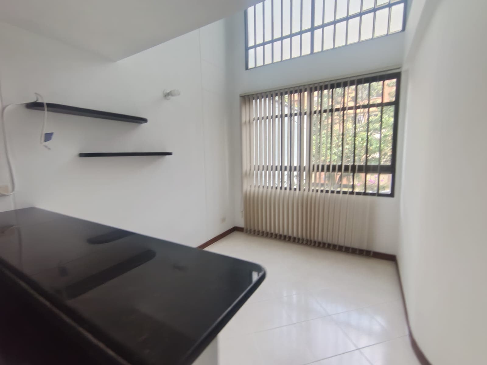 Apartaestudio en arriendo en Conquistadores, Laureles, Medellín — foto 1 de 14