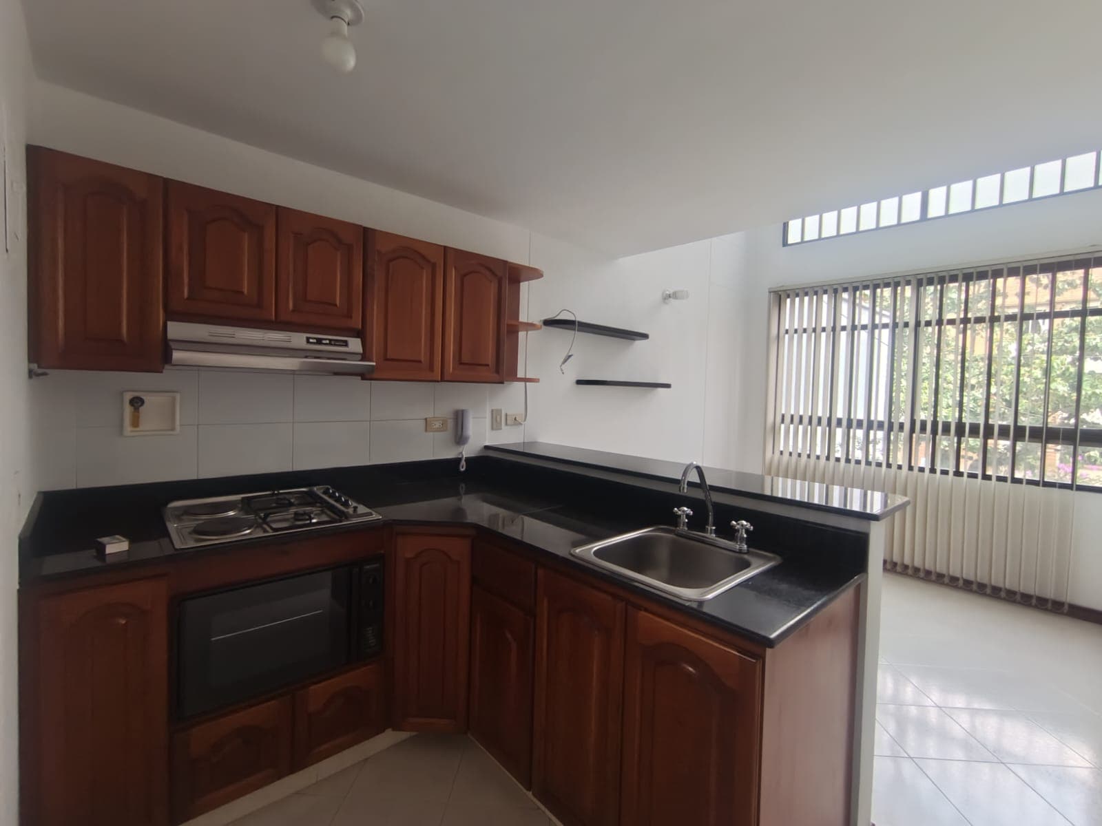 Apartaestudio en arriendo en Conquistadores, Laureles, Medellín — foto 3 de 14