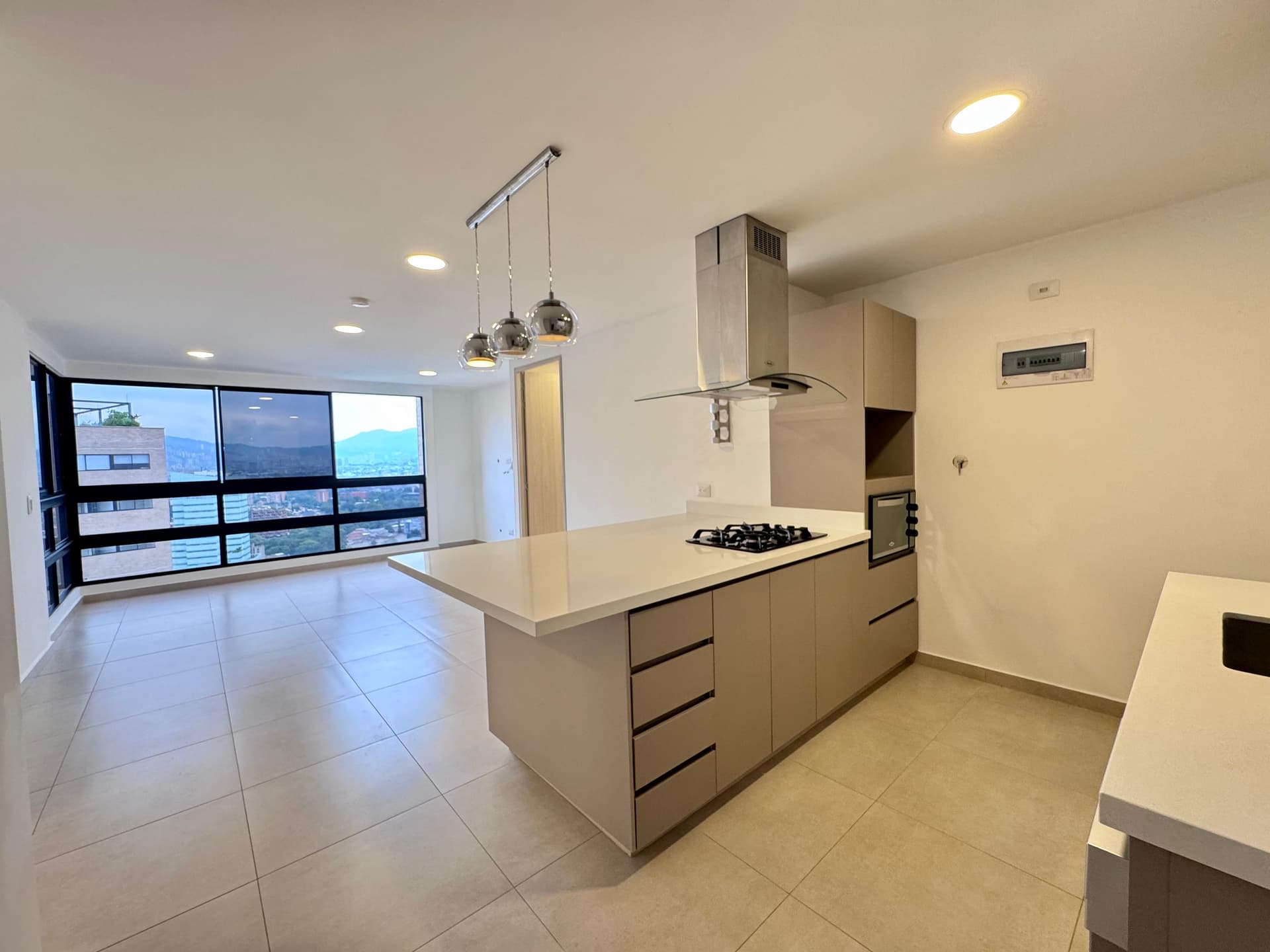 Apartamento en arriendo en Castropol, El Poblado, Medellín — foto 1 de 18