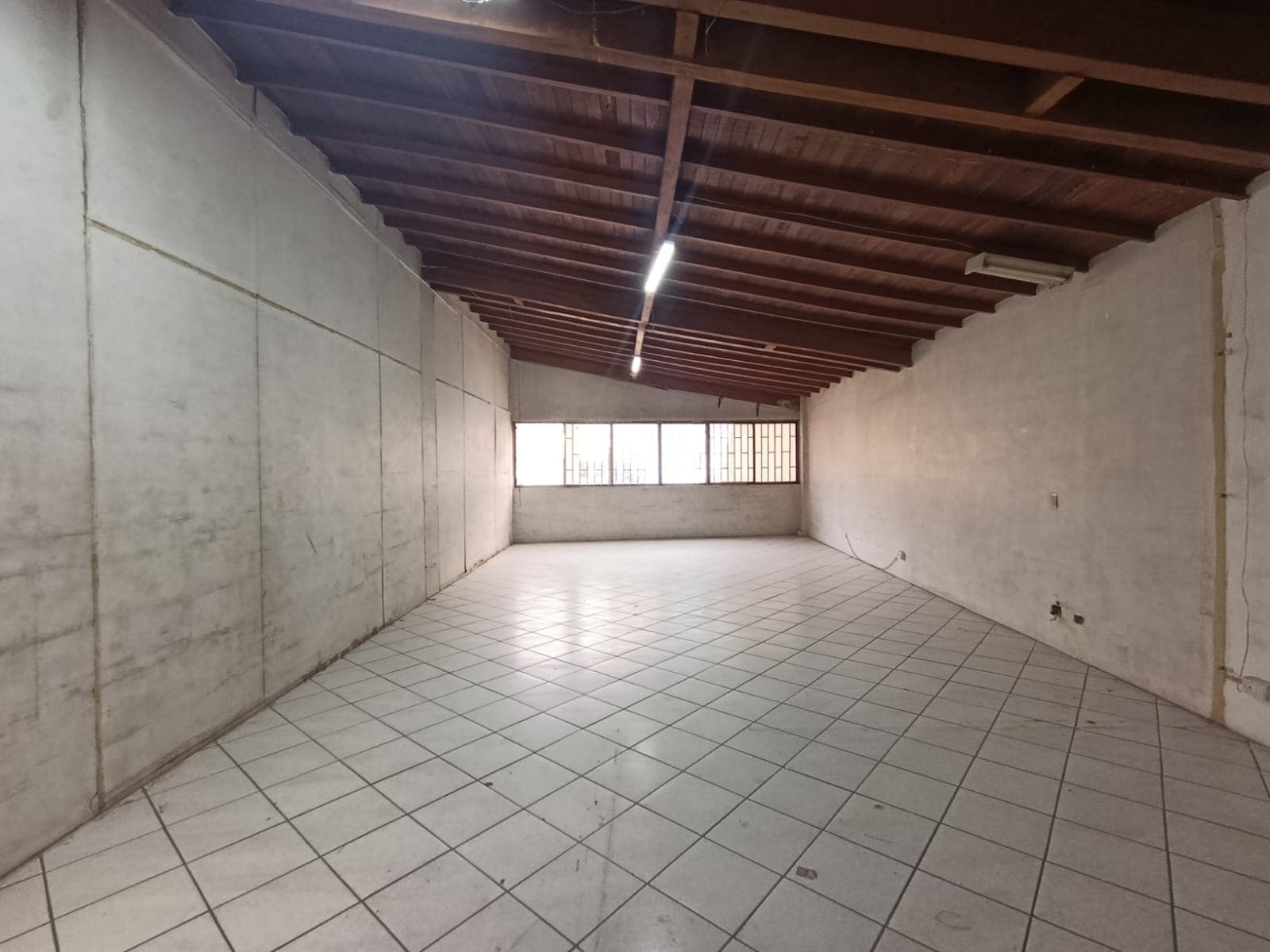 Bodega en arriendo en La Candelaria, Centro, Medellín — foto 1 de 9