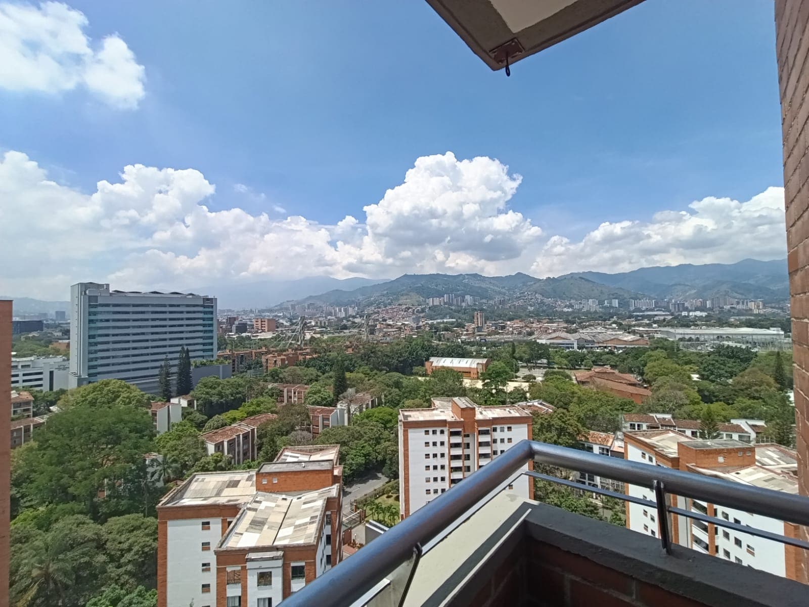 Apartamento en arriendo en Patio Bonito, El Poblado, Medellín — foto 1 de 17