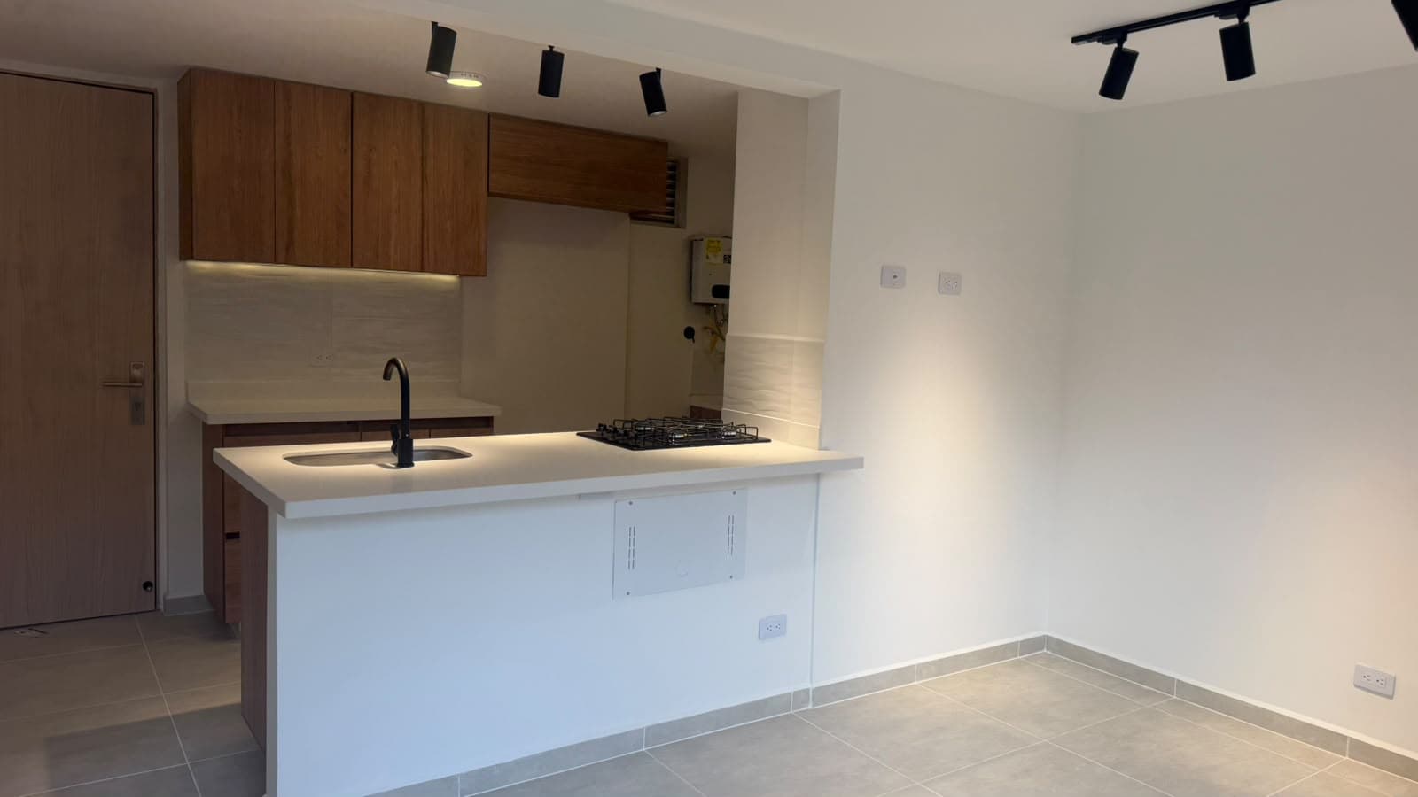 Apartamento en arriendo en Loma San José Sabaneta — foto 1 de 11