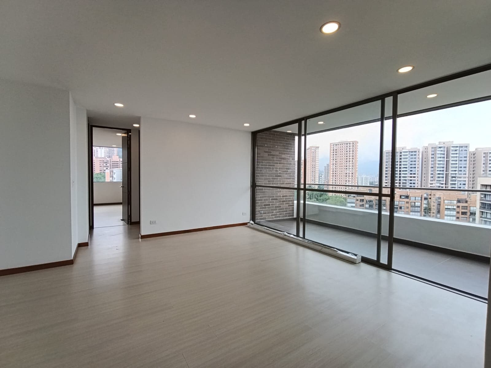 Apartamento en arriendo en Los Balsos, El Poblado, Medellín — foto 3 de 20