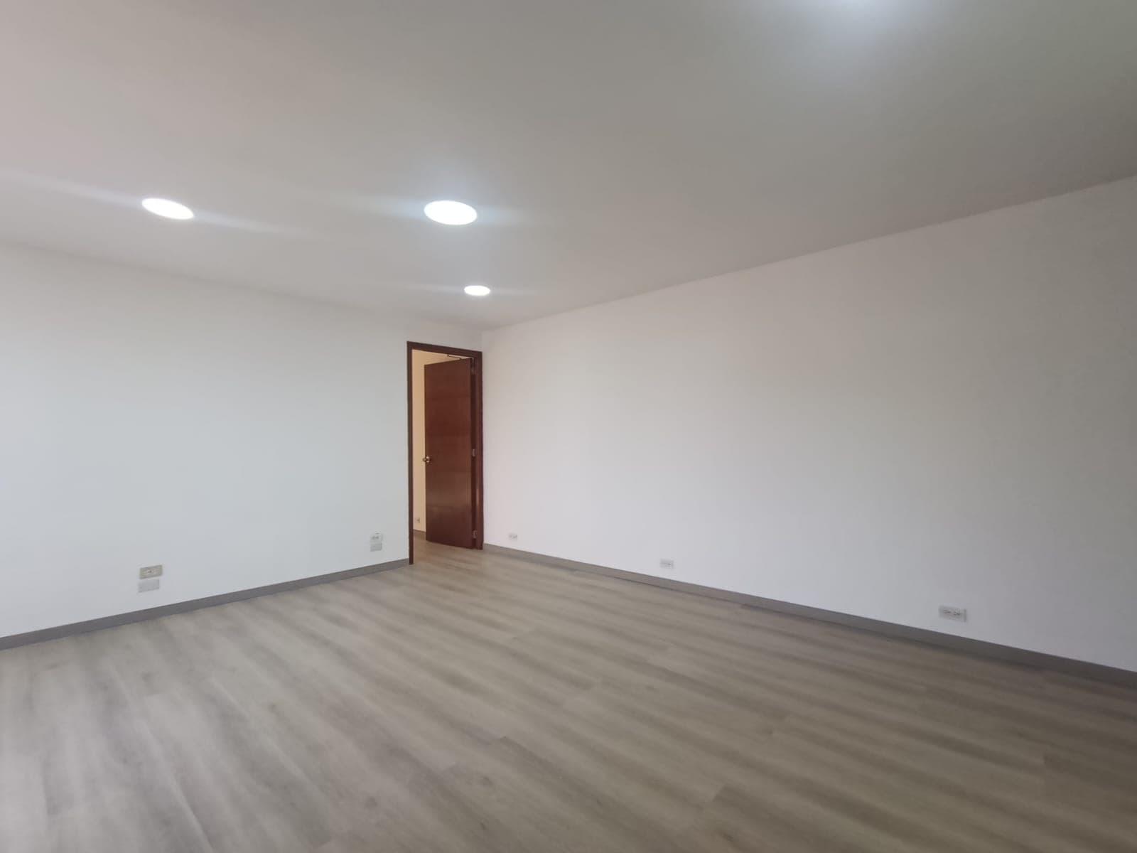 Oficina en arriendo en Las Lomas, El Poblado, Medellín — foto 2 de 13