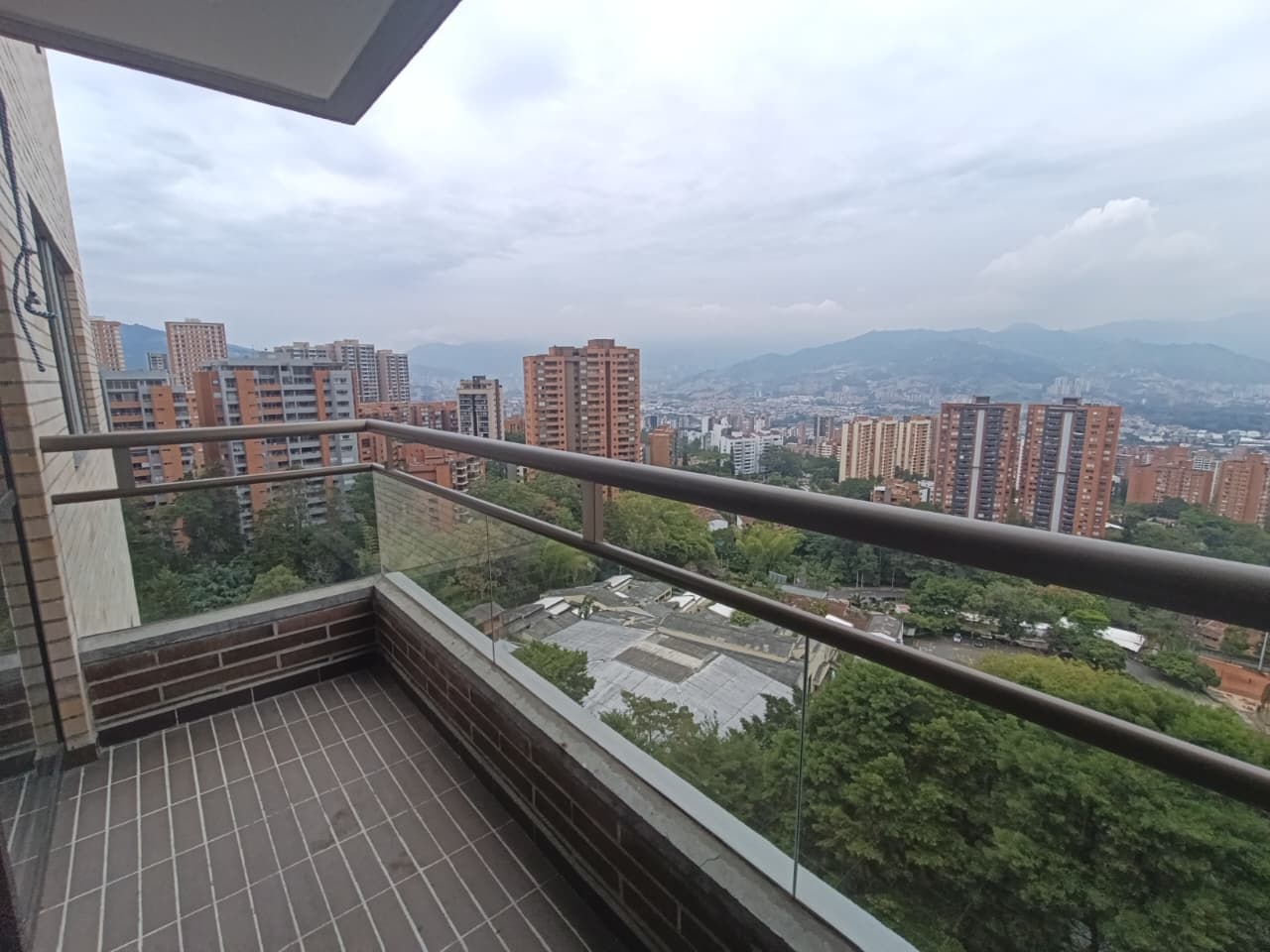 Apartamento en arriendo en Los Balsos, El Poblado, Medellín — foto 1 de 20