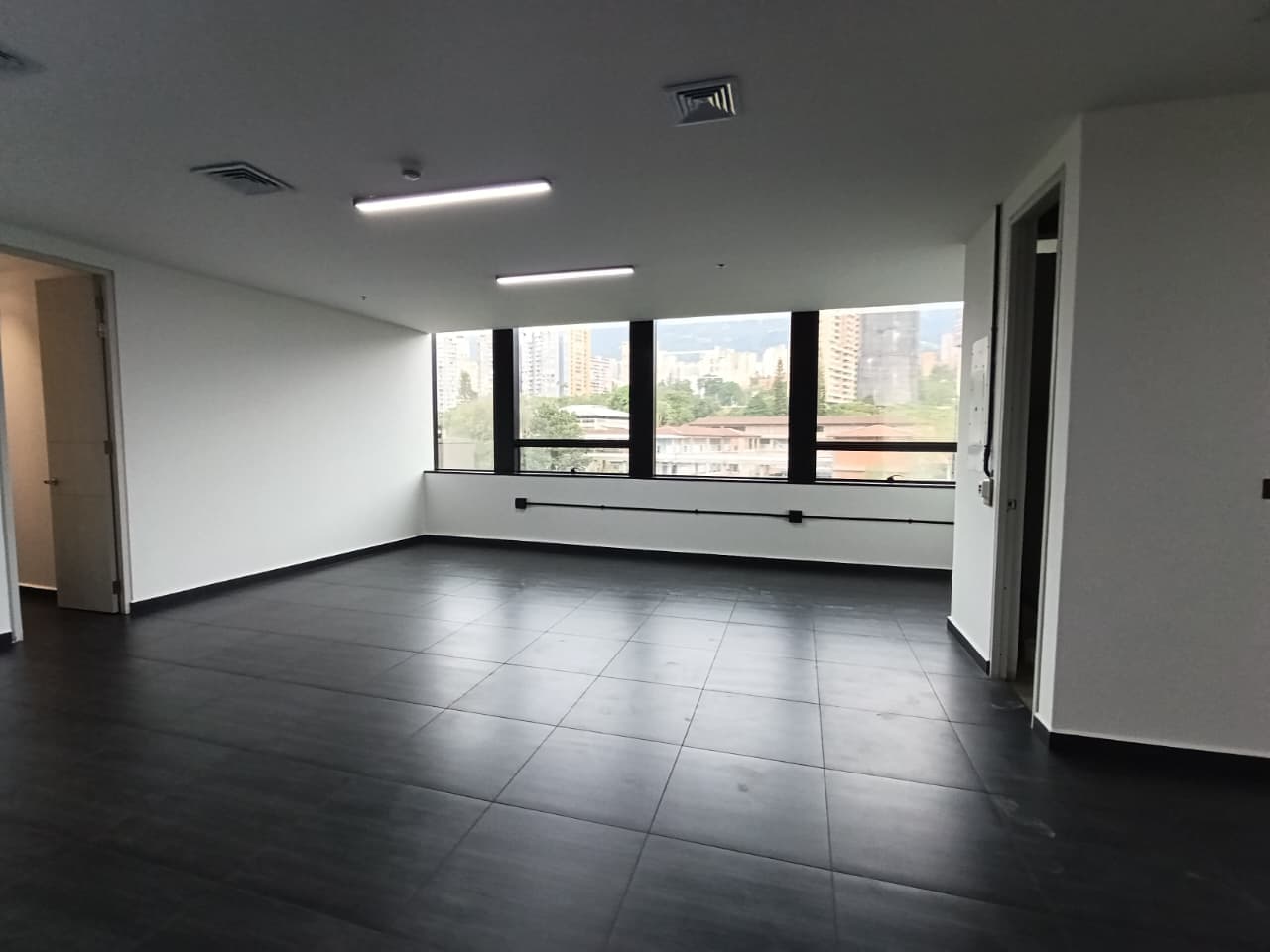 Oficina en arriendo en Los Balsos, El Poblado, Medellín — foto 2 de 14
