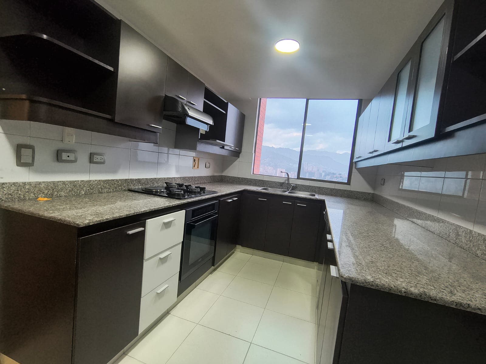 Apartamento en arriendo en Santa María de los Ángeles, El Poblado, Medellín — foto 5 de 17