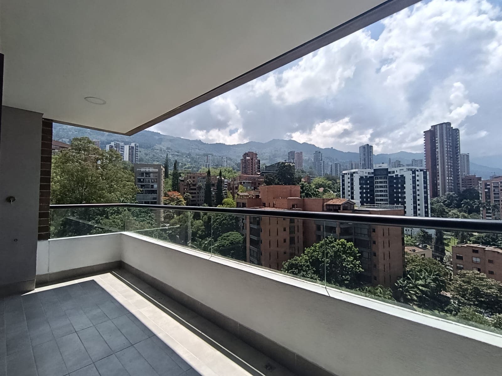 Apartaestudio en arriendo en Los Balsos, El Poblado, Medellín — foto 2 de 12