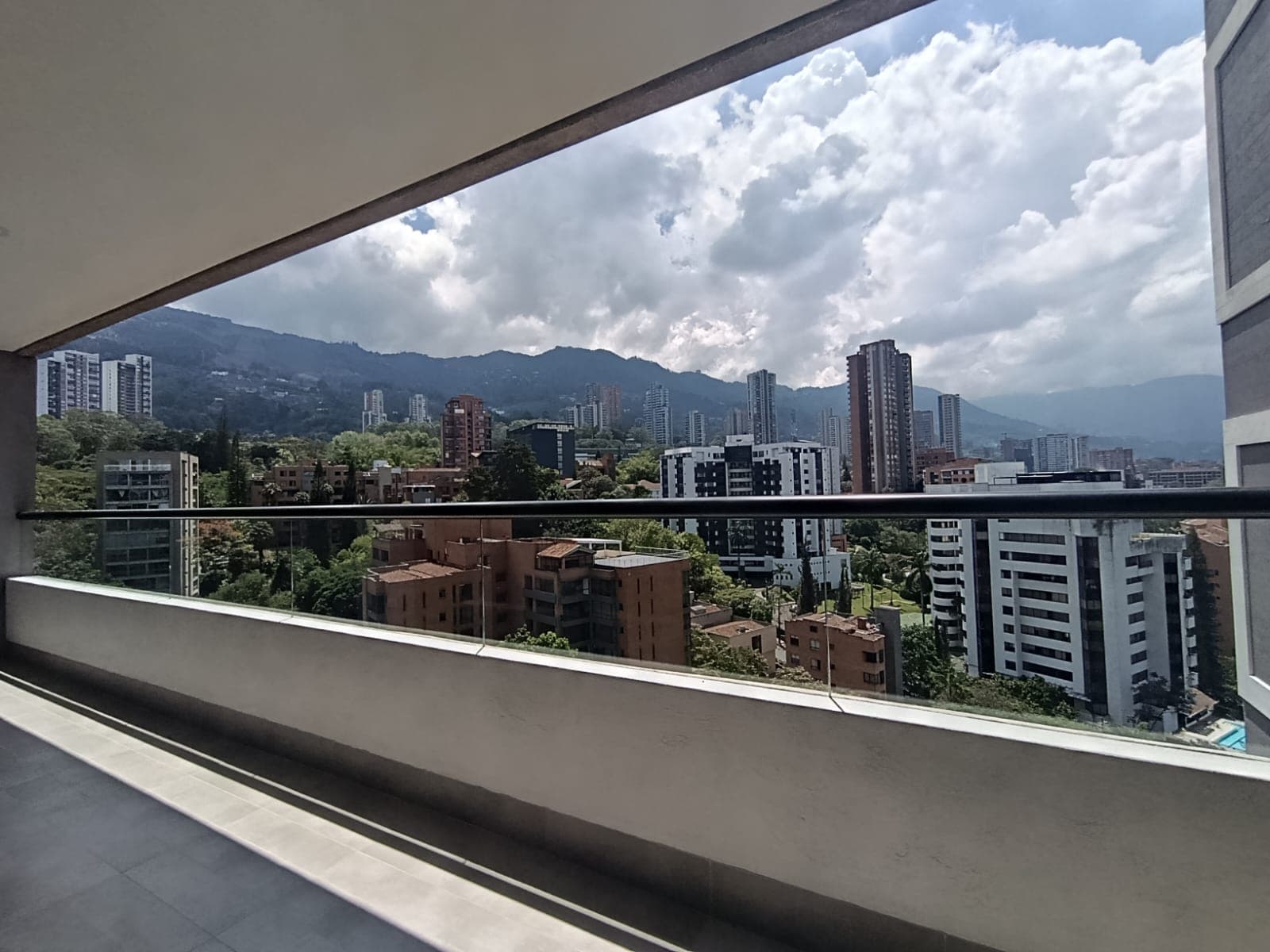 Apartamento en arriendo en Los Balsos, El Poblado, Medellín — foto 2 de 14