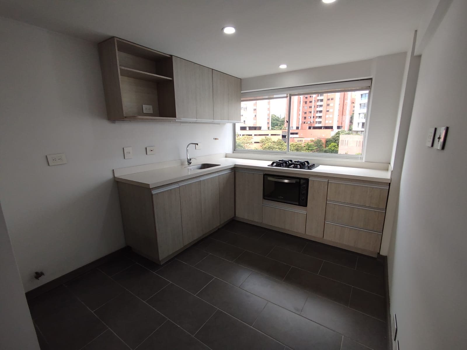 Apartamento en arriendo en Santa María de los Ángeles, El Poblado, Medellín — foto 1 de 11