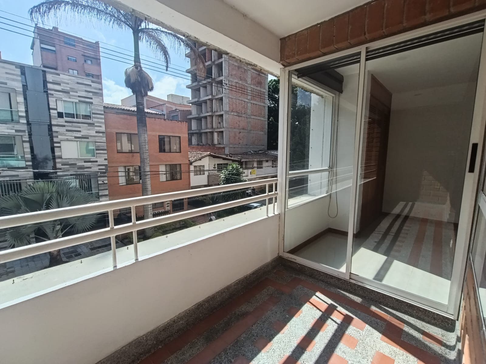 Apartaestudio en arriendo en La Castellana, Laureles, Medellín — foto 1 de 20
