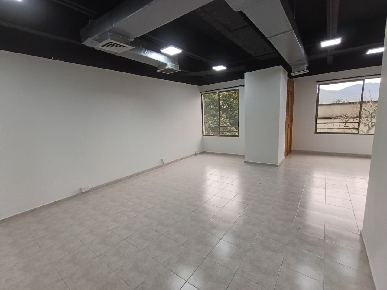 Oficina en arriendo en Manila, El Poblado, Medellín — foto 2 de 11