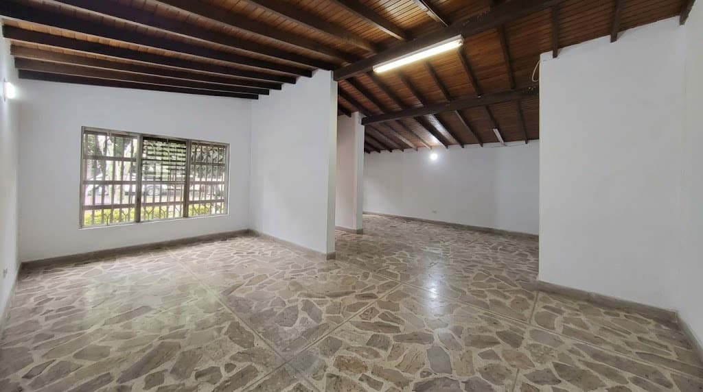 Casa Comercial en arriendo en El Velódromo, Laureles, Medellín — foto 1 de 19