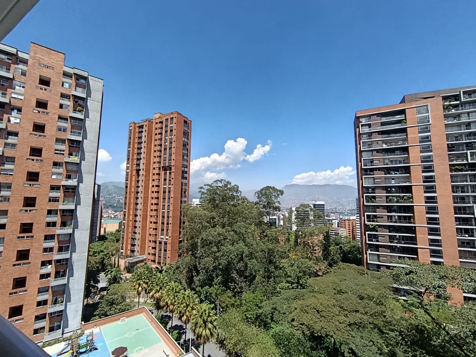 Apartamento en arriendo en Los Balsos, El Poblado, Medellín — foto 2 de 13