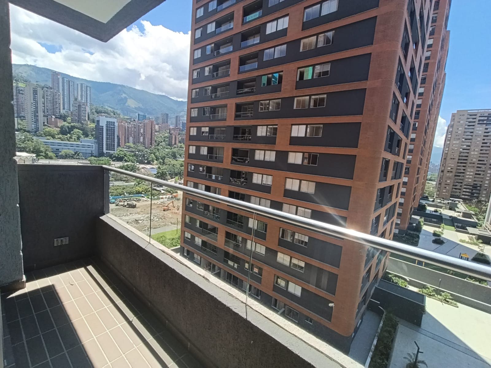 Apartamento en arriendo en Ciudad del Rio, El Poblado, Medellín — foto 2 de 20