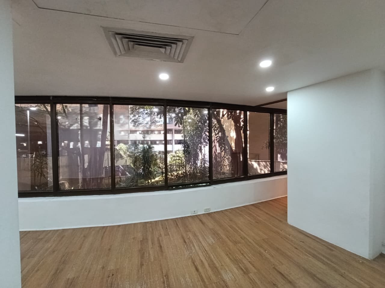Oficina en arriendo en Castropol, El Poblado, Medellín — foto 1 de 13