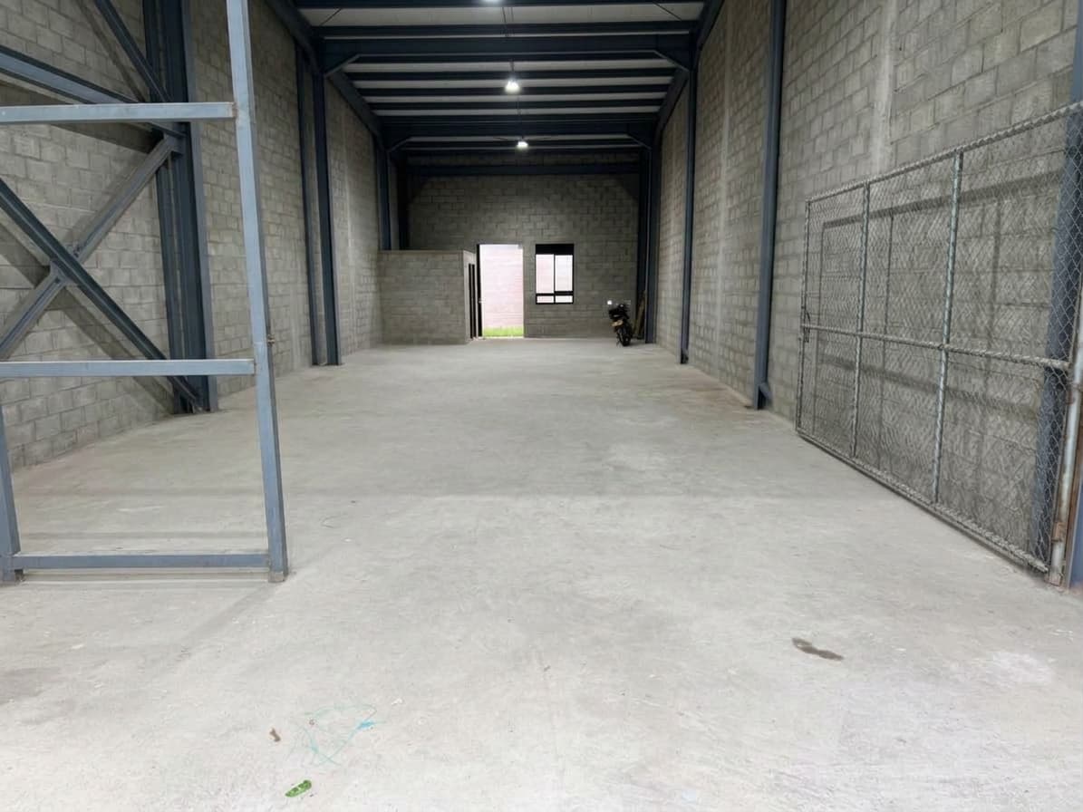 Bodega en arriendo en Parque de Envigado — foto 1 de 13