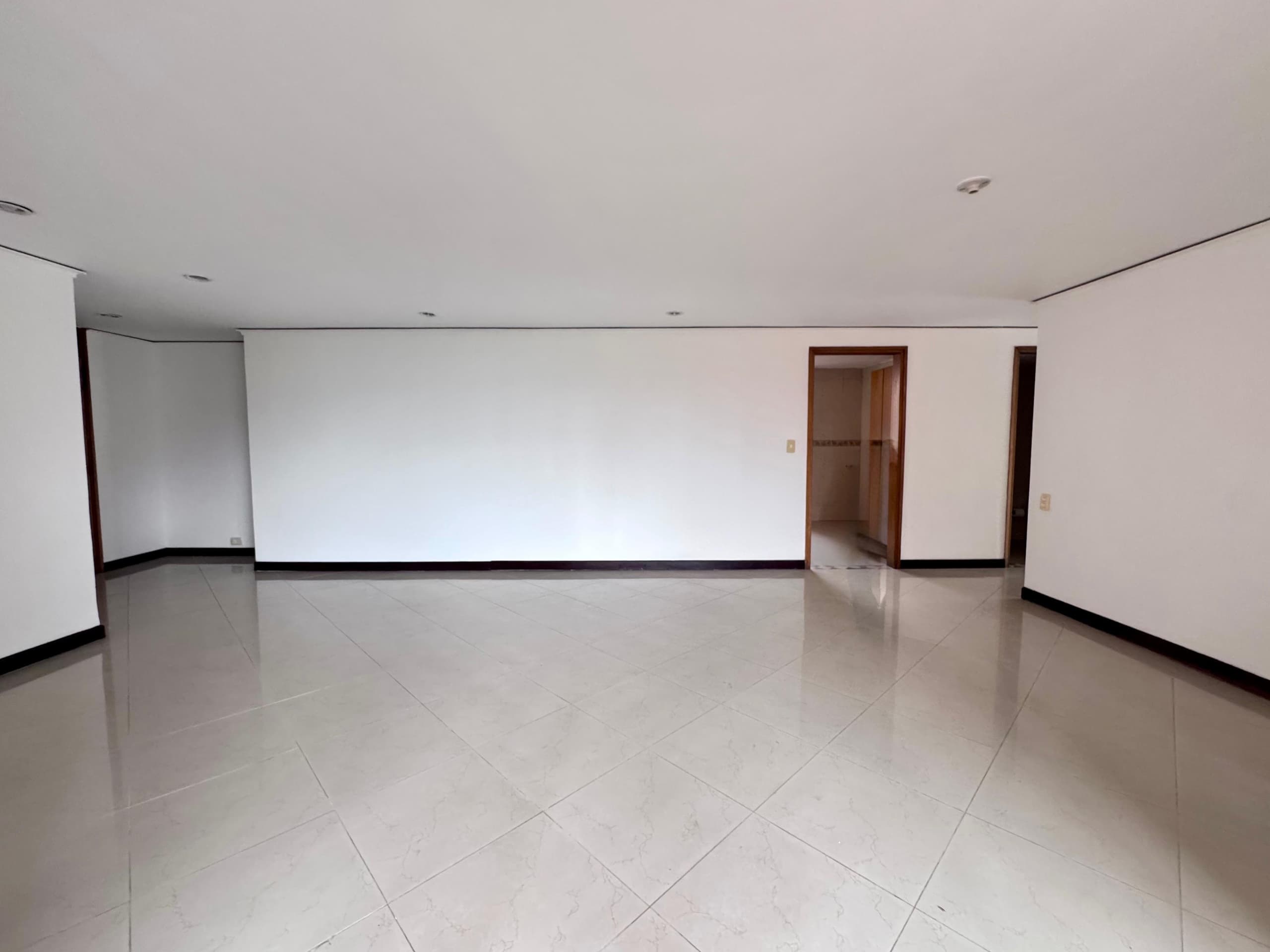Apartamento en arriendo en Los Balsos, El Poblado, Medellín — foto 2 de 20