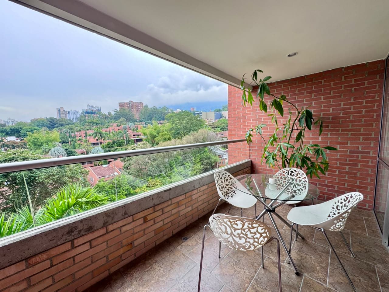 Apartamento en arriendo en Loma Benedictinos, Envigado — foto 1 de 17