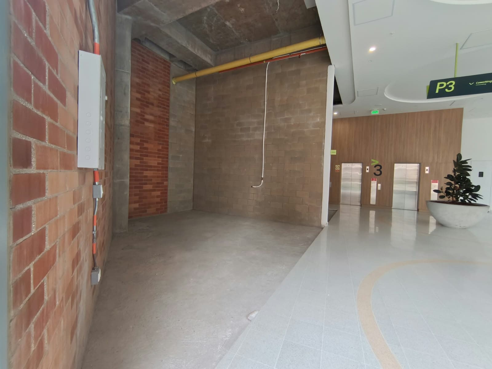Local en arriendo en Los Pinos, La America, Medellín — foto 1 de 10