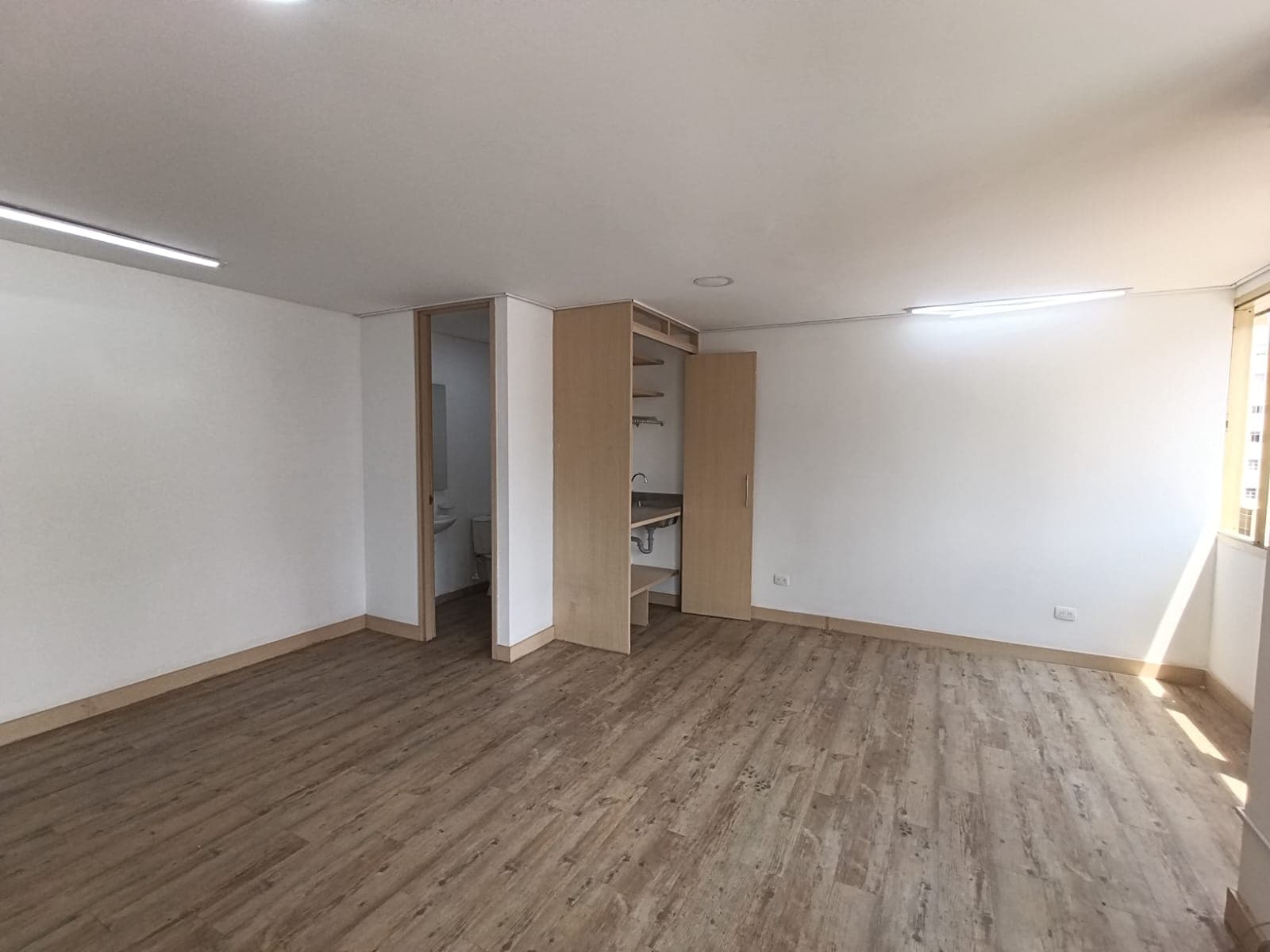 Oficina en arriendo en La Candelaria, Centro, Medellín — foto 1 de 11