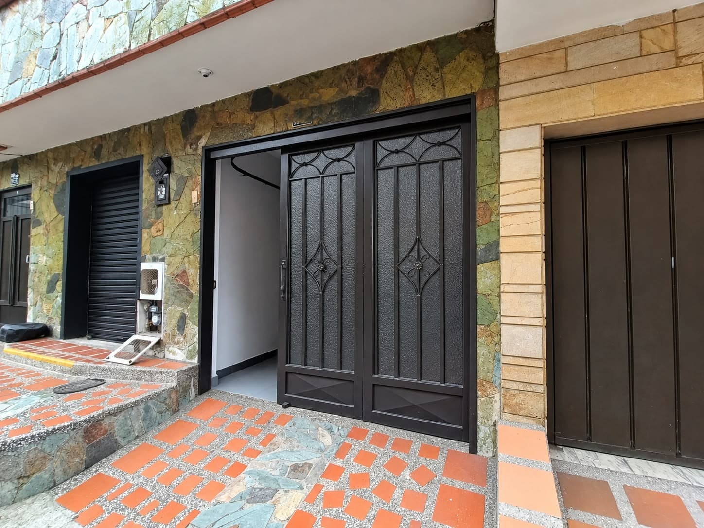 Casa Comercial en arriendo en Alcalá, Envigado — foto 1 de 19