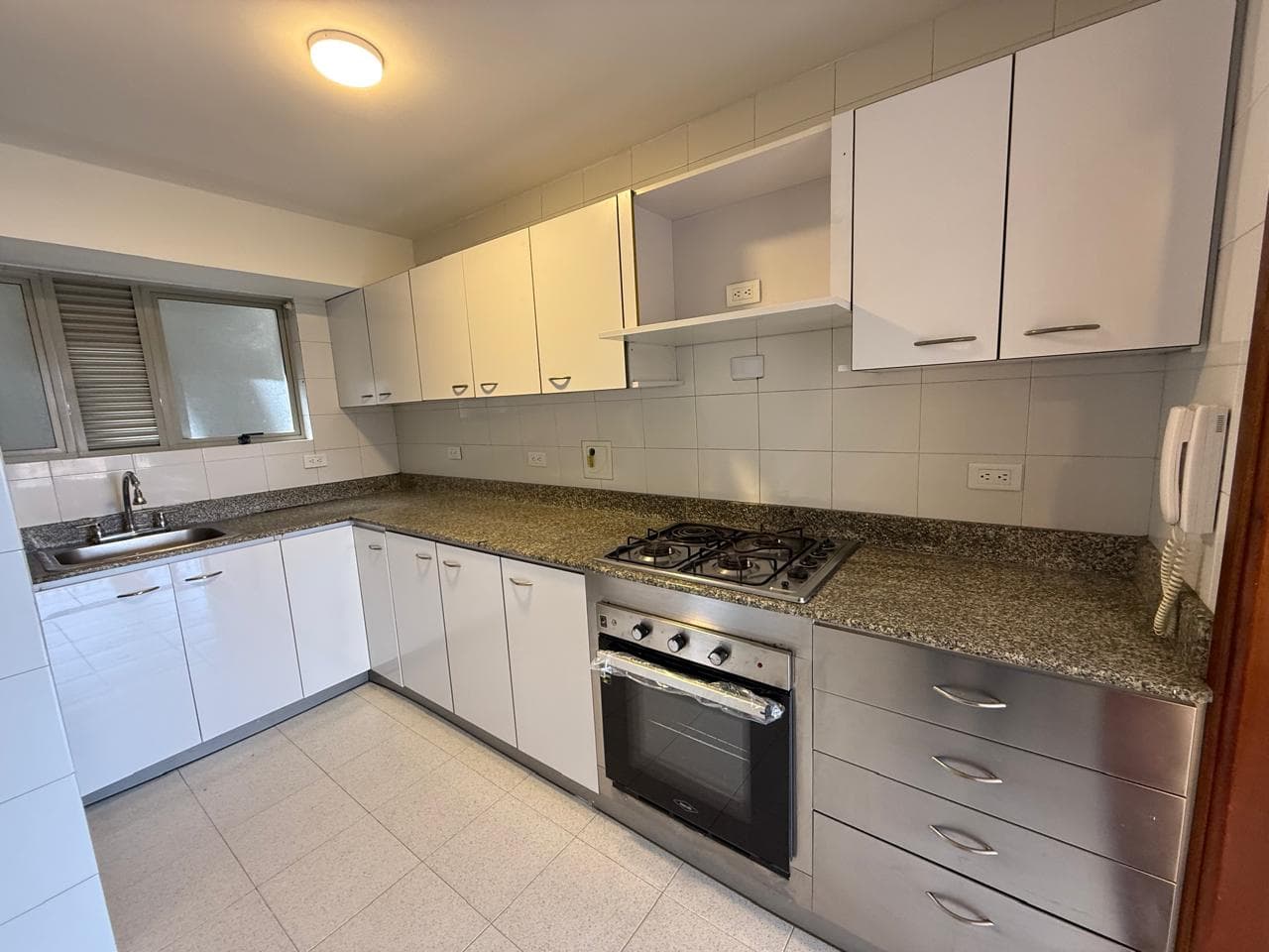 Apartamento en arriendo en La Castellana, Laureles, Medellín — foto 1 de 20