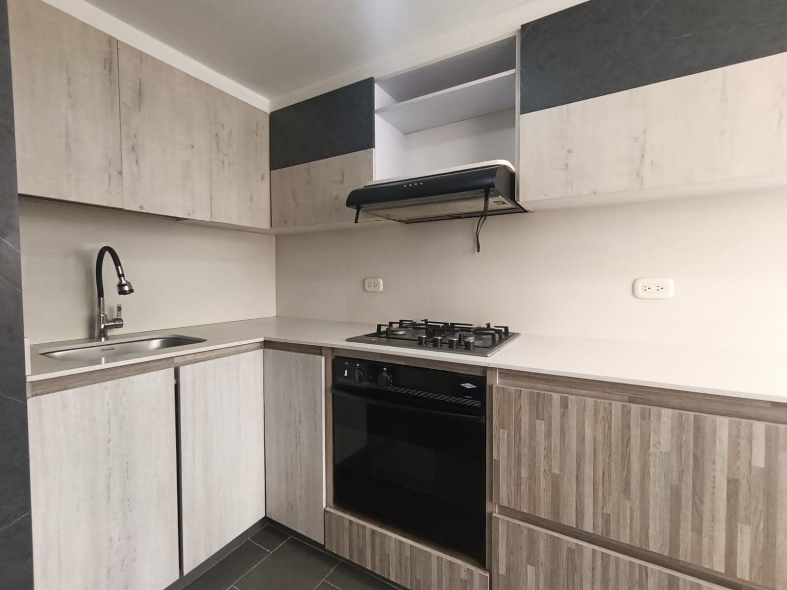 Apartamento en arriendo en La Frontera Campestre, El Poblado, Medellín — foto 2 de 12