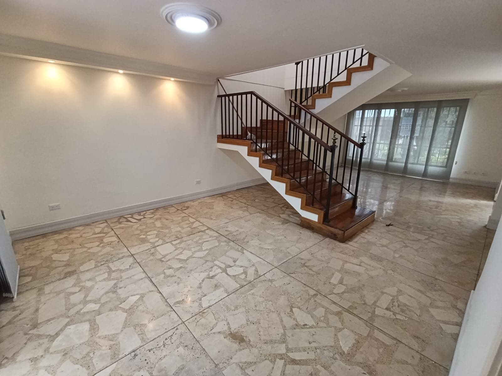 Casa Comercial en arriendo en Alameda, Laureles, Medellín — foto 1 de 20