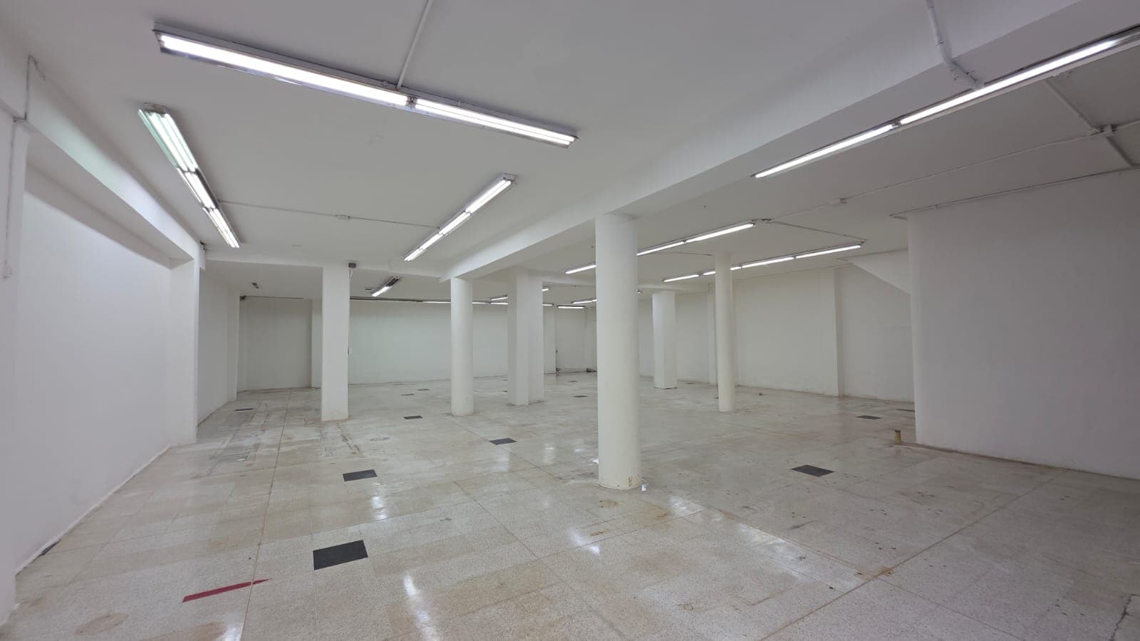 Local en arriendo en Parque de Envigado — foto 1 de 8