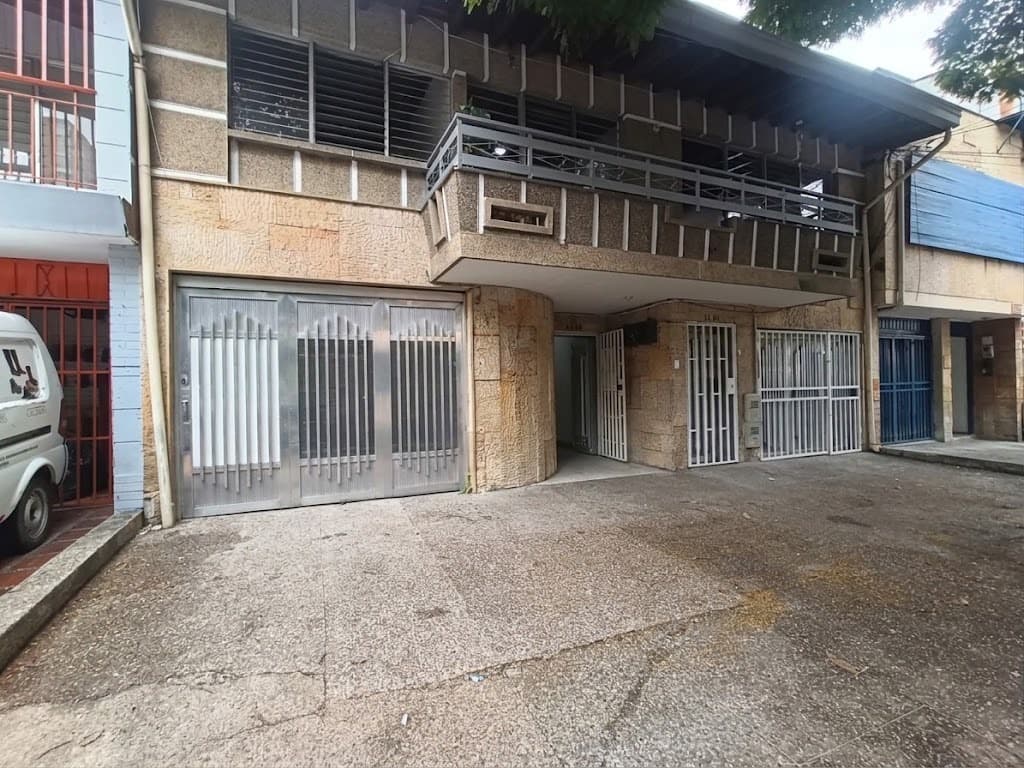 Casa Comercial en arriendo en Calasanz, La America, Medellín — foto 1 de 20