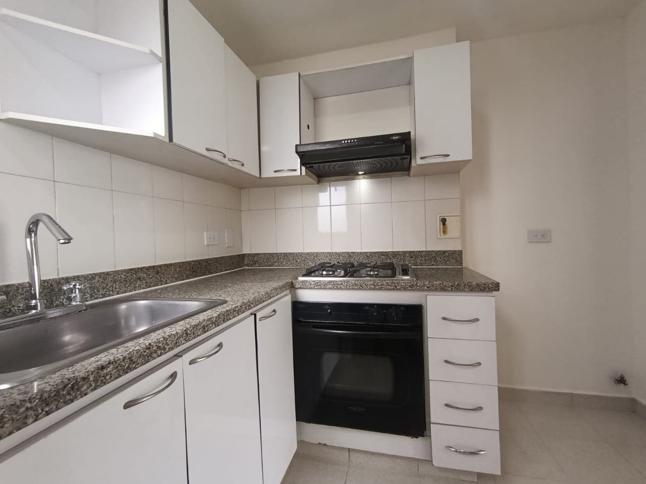 Apartamento en arriendo en Castropol, El Poblado, Medellín — foto 3 de 14