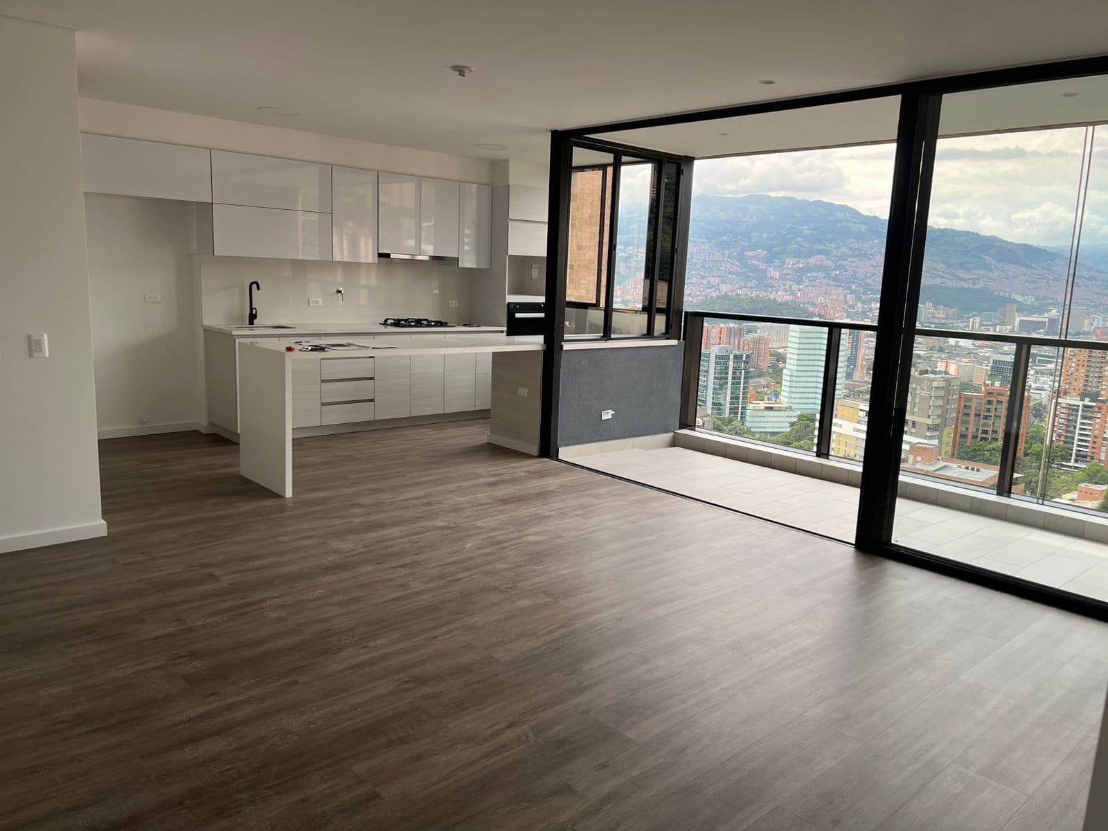 Apartamento en arriendo en Lalinde, El Poblado, Medellín — foto 1 de 11
