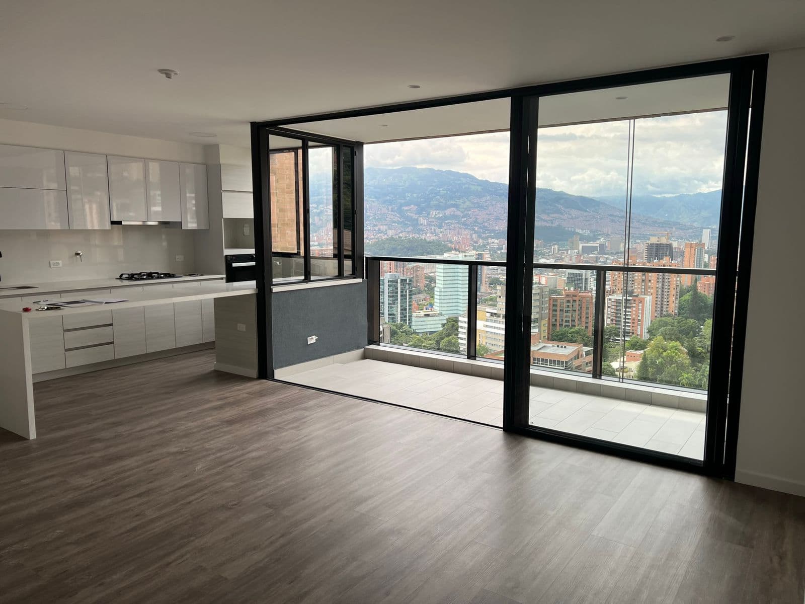 Apartamento en arriendo en Lalinde, El Poblado, Medellín — foto 3 de 11