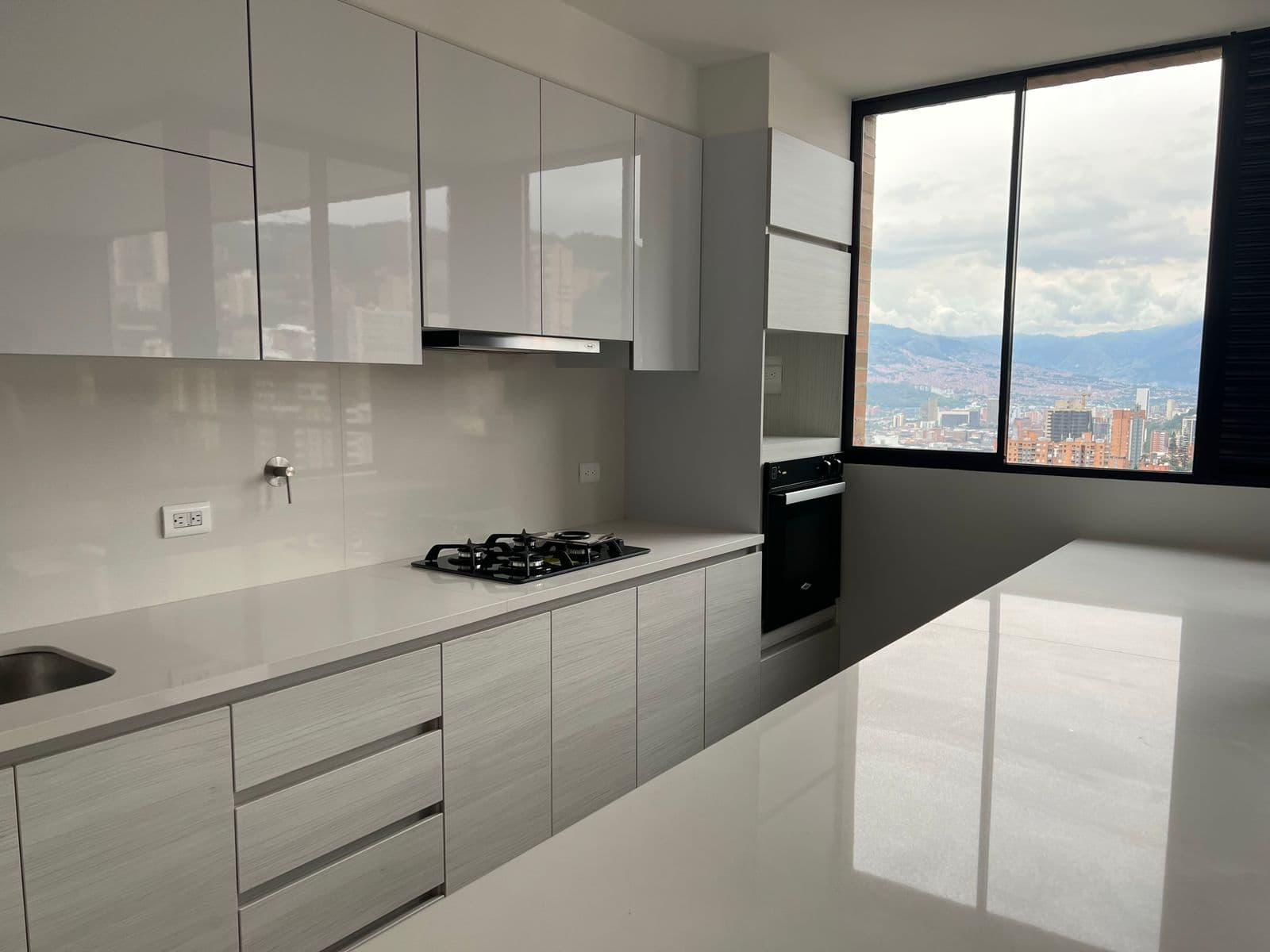 Apartamento en arriendo en Lalinde, El Poblado, Medellín — foto 4 de 11