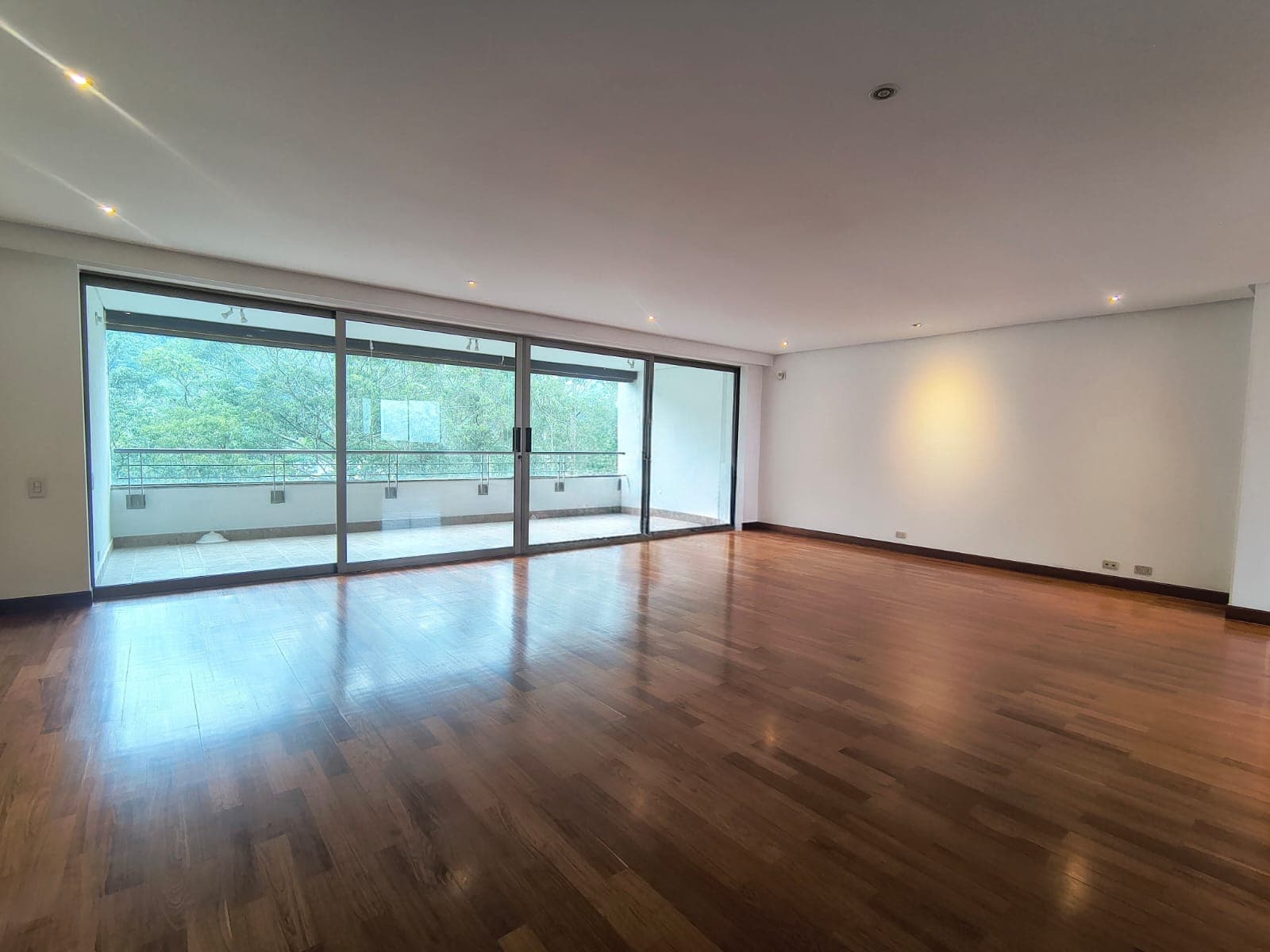 Apartamento en arriendo en Los Balsos, El Poblado, Medellín — foto 2 de 20