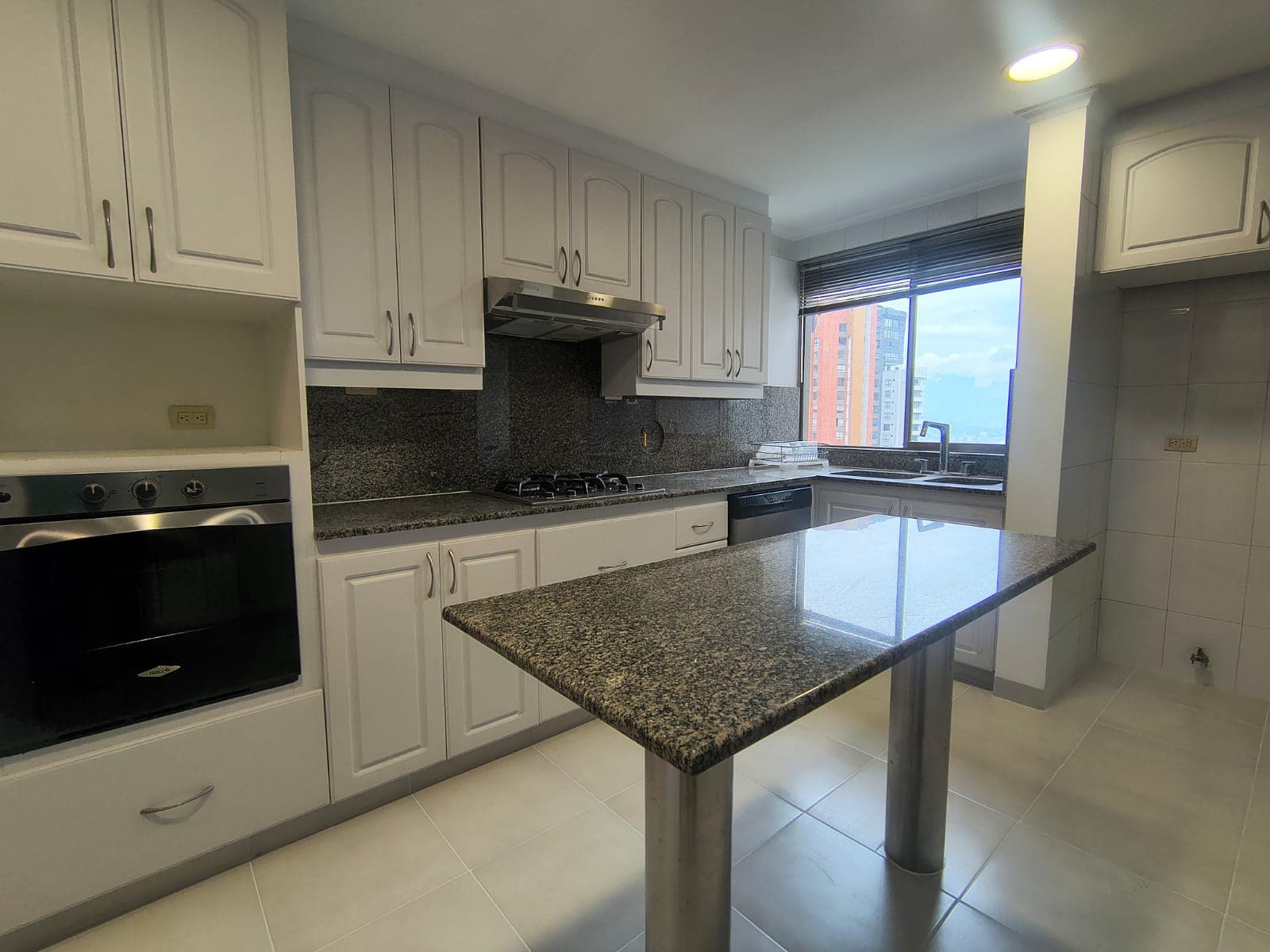 Apartamento en arriendo en Los Balsos, El Poblado, Medellín — foto 3 de 20