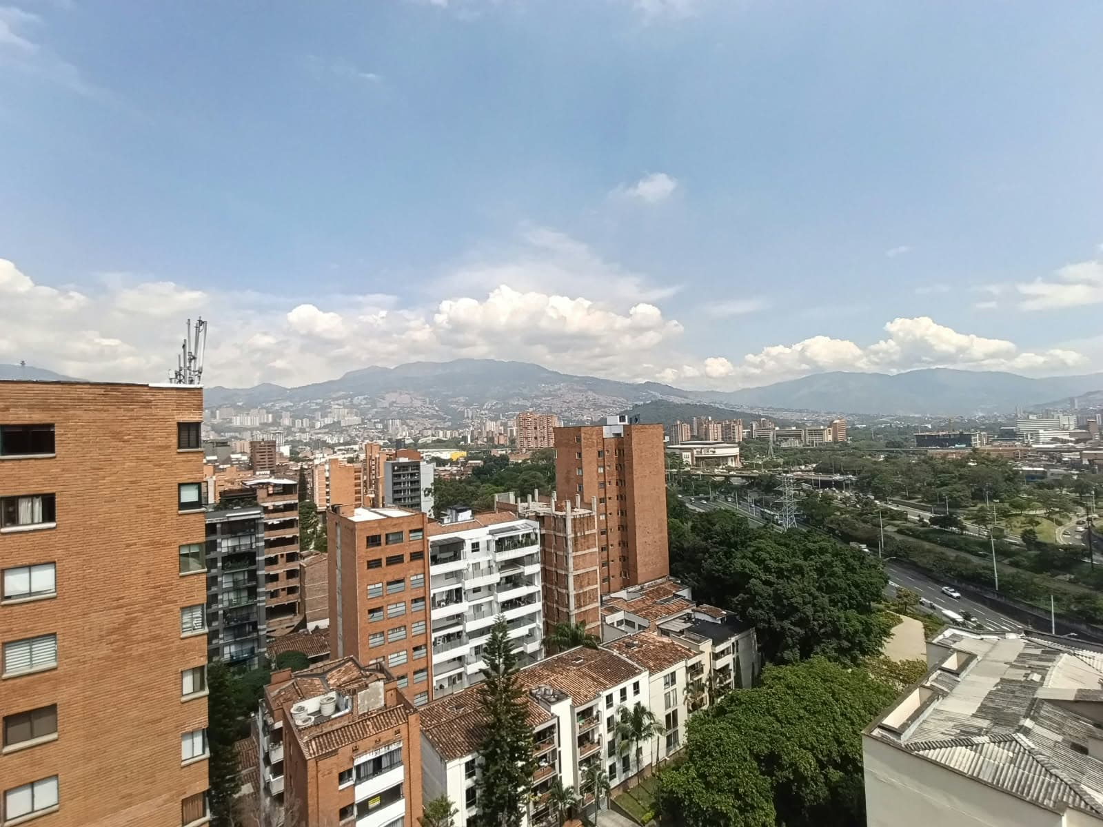 Apartamento en arriendo en Conquistadores, Laureles, Medellín — foto 1 de 15