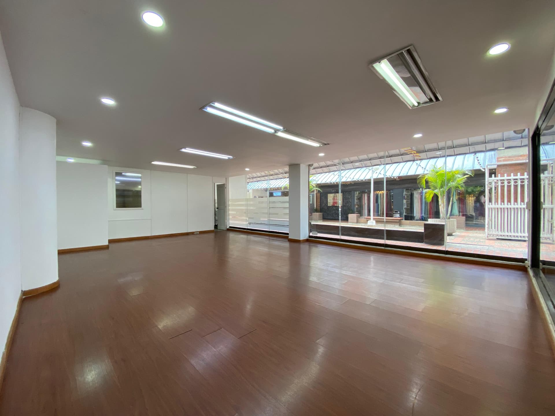 Local en arriendo en San Diego, Poblado, Medellín — foto 1 de 12