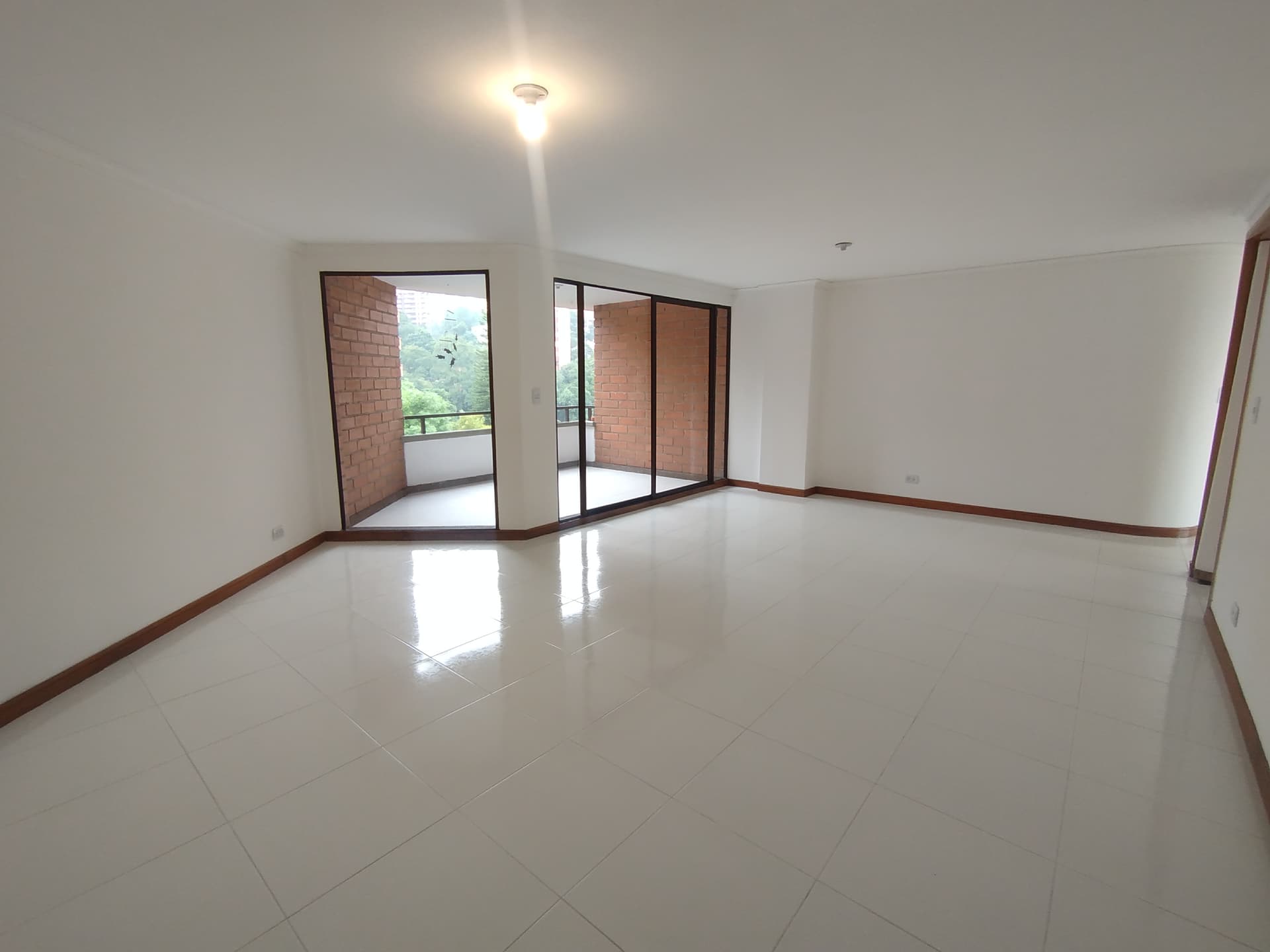 Apartamento en arriendo en Transversal Inferior, Poblado, Medellín — foto 1 de 20