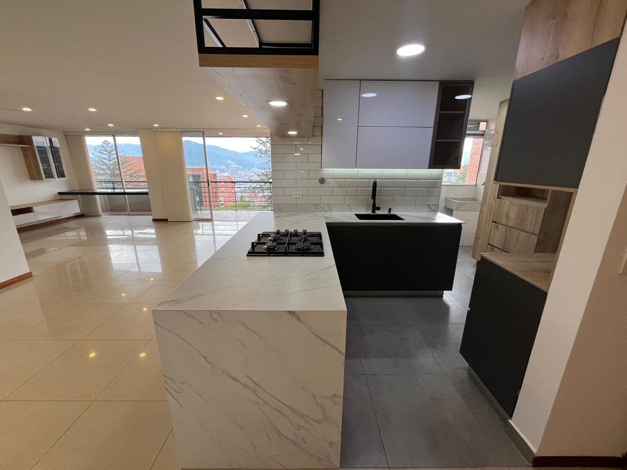 Apartamento en arriendo en Los Gonzalez, Poblado, Medellín — foto 1 de 20